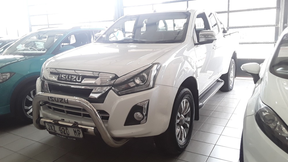 D-MAX 300 LX A/T E/CAB P/U